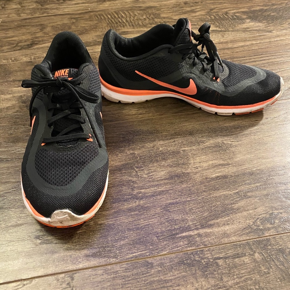 Black and pink Nike flex shoes sz 7.5
